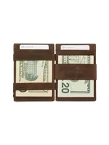 Billetera de cuero marrón con tarjetero y detalle de diseño minimalista.