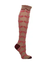 Calcetín largo hasta la rodilla color marrón con estampado de hojas en color rosado. Presenta borde superior con volados y logo de la marca, además de puntera y talón en color bordó.