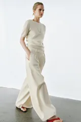 Jersey de punto de lana con cuello redondo y manga corta, de diseño minimalista y corte recto.