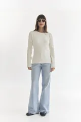 Sweater color beige con diseño tejido en relieve de cuadrados y rectángulos.