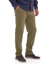 Pantalón de gabardina color verde militar, corte recto, tiro medio y ajuste con botón y cierre.