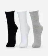 Kit de tres pares de medias deportivas blancas de caña media, con suela de toalla y tejido texturizado.