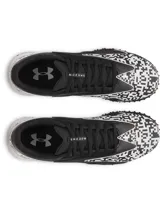 Championes de fútbol Under Armour Shadow Turf 3, color negro con detalles estampados en blanco y negro con patrón geométrico pixelado. Entresuela blanca y suela con tapones para césped artificial.