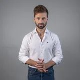 Camisa sport blanca de manga larga, confeccionada en 100% algodón, con cuello clásico y logo bordado en el pecho.