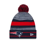 Gorro de lana New Era con pompón, con el logo de los New England Patriots y el logo de la NFL bordados. Diseño a rayas horizontales en azul marino, rojo y gris.