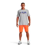 Remera de cuello redondo y manga corta, color gris, con estampado gráfico frontal de la marca Under Armour en tonos azul y naranja.