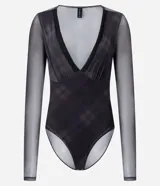 Body de tul negro con transparencia, manga larga y escote en V profundo con detalle de encaje en el borde. Presenta un diseño ajustado al cuerpo con cierre de broches a presión en la parte inferior.