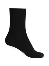 Pack de tres pares de medias de caño medio, en colores negro, gris melange y blanco, con diseño básico y elástico en la parte superior.