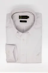 Camisa de manga larga color celeste, corte clásico button-down, con cuello abotonado, bolsillo frontal con bordado sutil y cierre de botones.