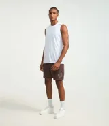 Bermuda deportiva masculina color marrón, confeccionada con tecnología Dry que evapora el sudor. Tiene cintura elástica con cordón ajustable y estampado de baloncesto.