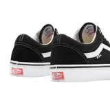 Zapatillas Vans Skate Old Skool negras con la sidestripe blanca y suela blanca.