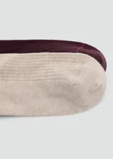 Pack de dos pares de medias tobilleras de tejido canalé, con ribete superior con volados. Incluye un par en color beige y un par en color bordó.