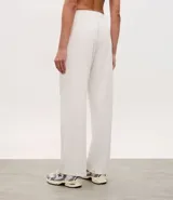 Pantalón deportivo de corte recto confeccionado en modal, con cintura elástica, cordón ajustable y bolsillos delanteros aplicados.