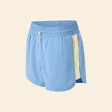 Short deportivo de corte holgado en color azul con paneles laterales en color crema. Presenta cintura elástica con cordón de ajuste y aberturas laterales.