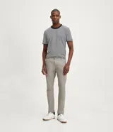 Pantalón slim de sarga color gris, con cintura con trabillas, cierre de botón y cremallera, y bolsillos laterales y traseros.