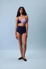 Culotte de tiro alto confeccionado en algodón color azul marino, de diseño liso y sin elásticos.