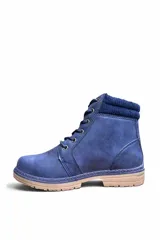 Bota corta de cuero sintético color azul con cordones, suela track tostada y detalle de cuello tejido en lana tono sobre tono.