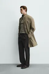 Pantalón de corte regular fit confeccionado en tejido mezcla de algodón. Presenta cintura con detalle de pliegues en el delantero, bolsillos frontales y bolsillos traseros de vivo con botón. Cierre frontal con cremallera y botón.