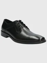 Zapato de vestir formal tipo derby, confeccionado en cuero vacuno con cordones al tono y suela de goma resistente.