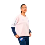 Buzo de cuello redondo con diseño color block en tonos rosado, blanco y azul marino. Presenta el escudo del Club Nacional de Football y el logo de Umbro bordados en el pecho.