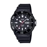 Reloj deportivo Casio con caja redonda de resina negra, bisel giratorio y malla de resina. Esfera negra con indicadores luminosos, manecillas blancas y segundero rojo, con ventana de calendario para día y fecha.