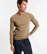 Suéter básico masculino color tostado, de cuello redondo y manga larga, con diseño liso confeccionado en mezcla de viscosa y poliamida.