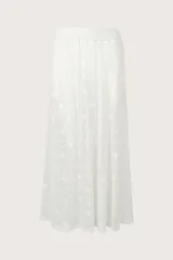 Falda larga de encaje blanco con diseño de tejido calado y cintura elástica.
