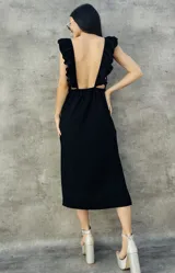 Vestido midi negro con espalda descubierta y lazos en la nuca.