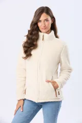 Campera de sherpa color beige con cierre frontal, cuello alto y bolsillos laterales con detalles en cuero sintético.