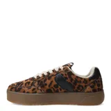 Championes urbanos de mujer con capellada blanca y suela de goma color caramelo con textura antideslizante.