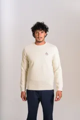 Buzo de cuello redondo color crudo, con detalle de logo bordado en el pecho, mangas largas y puños elastizados.