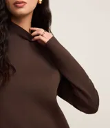 Blusa básica de punto Cortelle, color negro, con cuello alto y mangas largas.