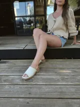 Sandalias chatas de cuero color crudo, fabricadas en Uruguay.