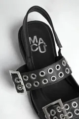 Chatas de cuero color marrón con punta fina, diseño destalonado y dos tiras con hebillas metálicas plateadas decorativas.