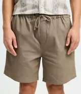 Bermuda masculina de sarga texturizada en color negro, con cintura elástica y ajuste mediante cordón. Presenta un corte regular, bolsillos laterales y un bolsillo trasero aplicado.