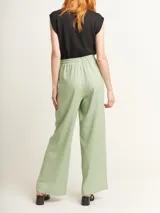 Pantalón de lino color lila, tiro alto, corte palazzo con elástico en la pretina, bolsillos laterales y dobladillo invisible.