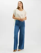 Jegging de tiro alto con silueta estilo palazzo y pierna amplia. Confeccionado en tejido denim con pretina ancha elástica, sin cierre frontal. Presenta diseño frontal liso sin bolsillos y dos bolsillos traseros tipo parche.