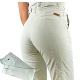 Pantalón de vestir azul marino, de corte recto, con bolsillos laterales y traseros. Se ajusta a la cintura con cinturón de cuero marrón.