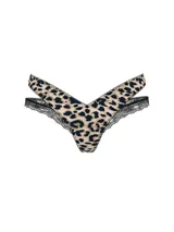 Tanga de tiro bajo con estampado animal print de leopardo, confeccionada en microfibra con detalles de encaje negro en los laterales y aberturas con diseño en capas.