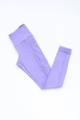 Calza deportiva larga color lila, de tiro alto y corte ajustado.