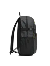 Mochila urbana Cat color gris, con compartimento principal amplio, bolsillo frontal con cierre, correas de compresión laterales, bolsillos laterales de malla y logo de la marca en parche amarillo.