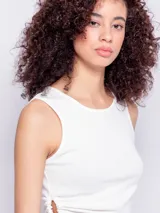 Musculosa color naranja, sin mangas, con cuello redondo y detalle cut-out en el lateral izquierdo.