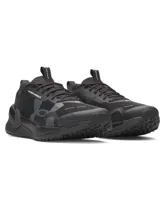 Championes de entrenamiento Under Armour modelo Reign XT, color negro con detalles en gris oscuro. Presentan una estructura superior de malla con refuerzos de TPU y entresuela UA HOVR™ de doble densidad para mayor estabilidad y amortiguación.