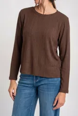 Remera de manga larga con cuello redondo, confeccionada en tejido de algodón acanalado con textura vertical.