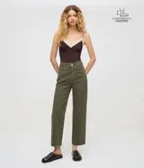 Pantalón de corte recto y largo cropped, confeccionado en sarga de algodón. Presenta cintura con trabillas, cierre frontal con botón y cremallera, y bolsillos funcionales en la parte delantera y trasera.