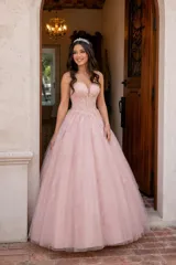 Vestido largo de tul color rosado, con escote corazón y detalles de apliques bordados.