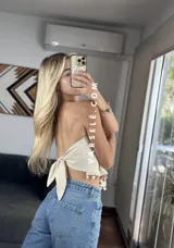 Top strapless color crudo, con detalle de puntilla y caracoles en el ruedo.