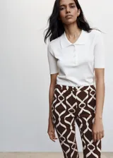 Pantalon skinny crop de tiro medio con diseño estampado geométrico en tonos marrón y blanco. Cuenta con trabillas, bolsillos laterales, bolsillos de ribete traseros y cierre de cremallera con botón.