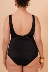 Malla entera con estampado abstracto en tonos blanco y negro, drapeada en el abdomen. Con buen sostén y cobertura de busto, y bolsillo interno para colocar copa removible o prótesis externa. Confeccionada con tela que contiene fibra LYCRA® XTRA LIFE™.