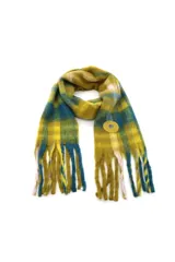 Bufanda de tejido suave con diseño de cuadros escoceses en tonos mostaza, azul y blanco. Presenta flecos en los extremos y un aplique circular decorativo en uno de sus lados.